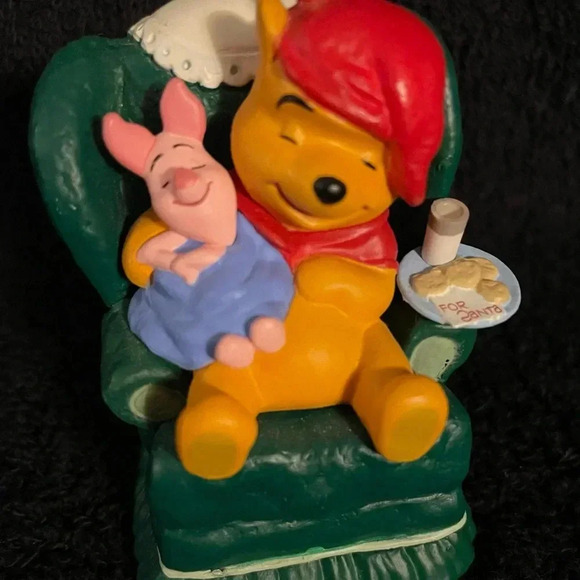 Vintage Hallmark 1997 Winnie the Pooh Piglet Waitin on Santa Christmas Ornament - Picture 4 of 8